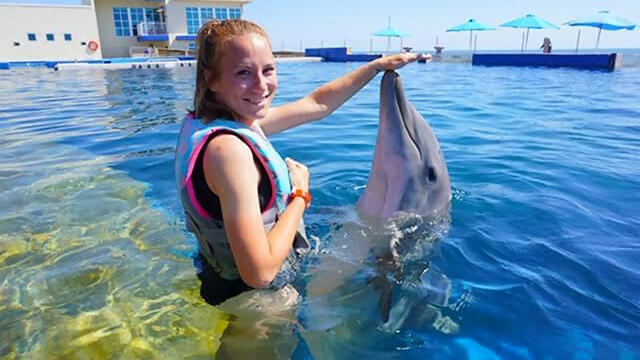 McDaniel College alumna Ashley Pritchard '16 with dolphin 