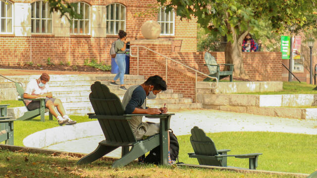 Sept 2020 Students in Memorial Plaza 