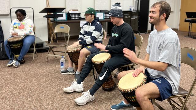 insegna agli studenti le percussioni dell'Africa occidentaleinsegna agli studenti le percussioni dell'Africa occidentale  